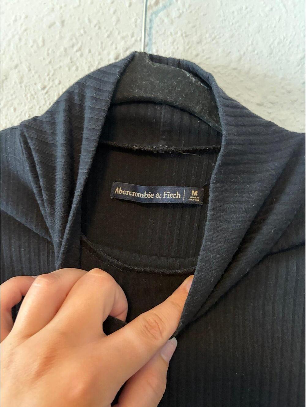 Abercrombie & Fitch black ribbed cotton mock neck long sleeve size M. Some wear - Picture 2 of 3